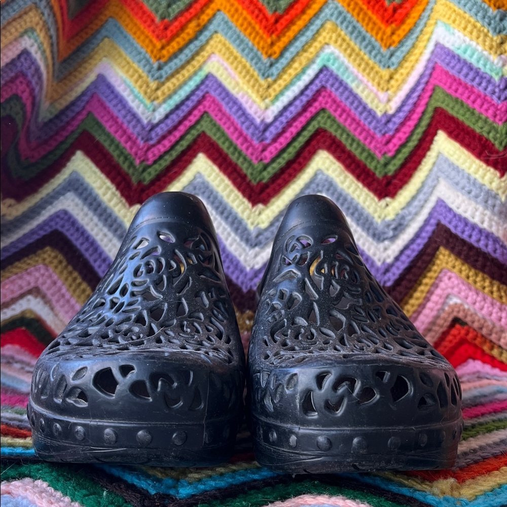 Dansko Pippa Laser Cut molded rubber clogs, mules. size 38, 7.5-8 - Picture 4 of 7